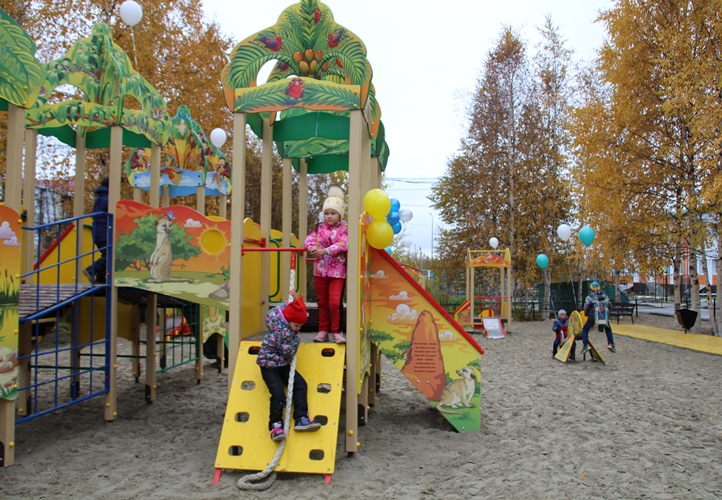 Открытие трех детских игровых площадок состоялось в Пыть-Яхе во 2а  микрорайоне - Дума г. Пыть-Яха